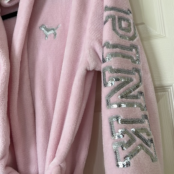 🩷VS PINK Hooded Short Robe🩷 - Picture 3 of 4